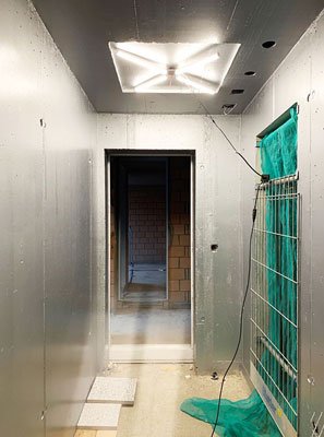 Das Treppenhaus bekommt den Silberanstrich!